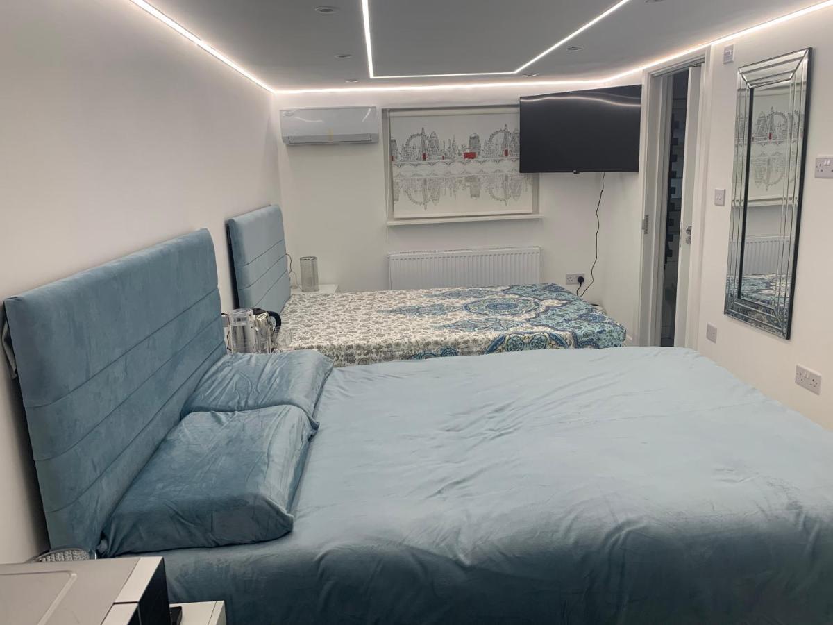 Air Conditioned Modern Double Bed Room With Private Attached Bathroom - Free Parking - Near London Heathrow Airport & Southall Broadway Exterior foto