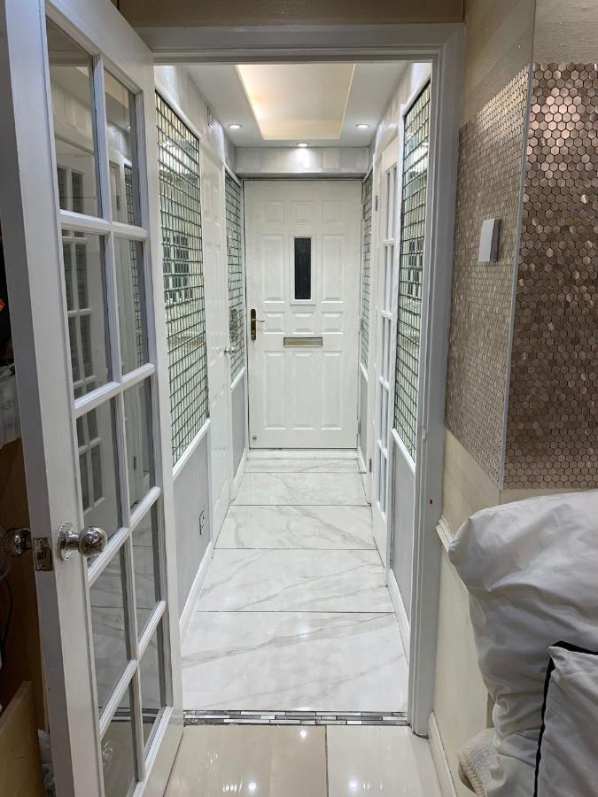 Air Conditioned Modern Double Bed Room With Private Attached Bathroom - Free Parking - Near London Heathrow Airport & Southall Broadway Exterior foto