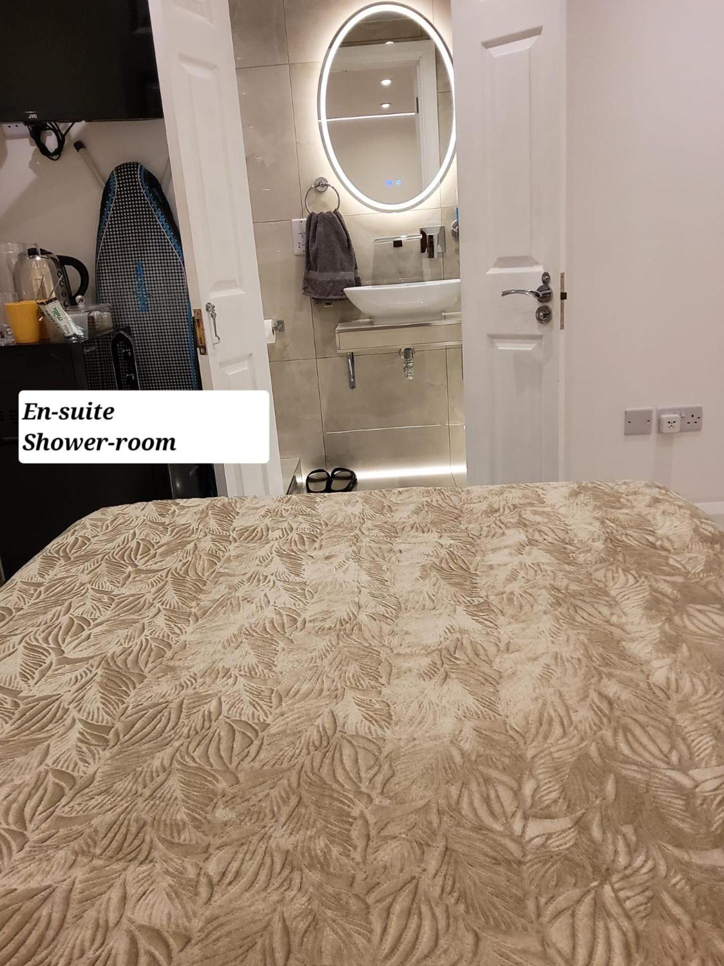 Air Conditioned Modern Double Bed Room With Private Attached Bathroom - Free Parking - Near London Heathrow Airport & Southall Broadway Exterior foto